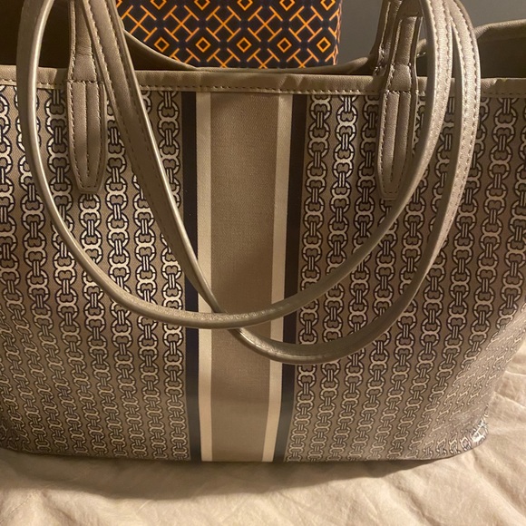 NFS Tory Burch Gemini Link tote - Picture 3 of 8
